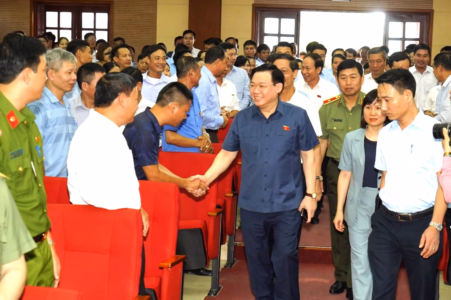 Chủ tịch Quốc hội Vương Đình Huệ tiếp xúc cử tri tại Hải Phòng -0
