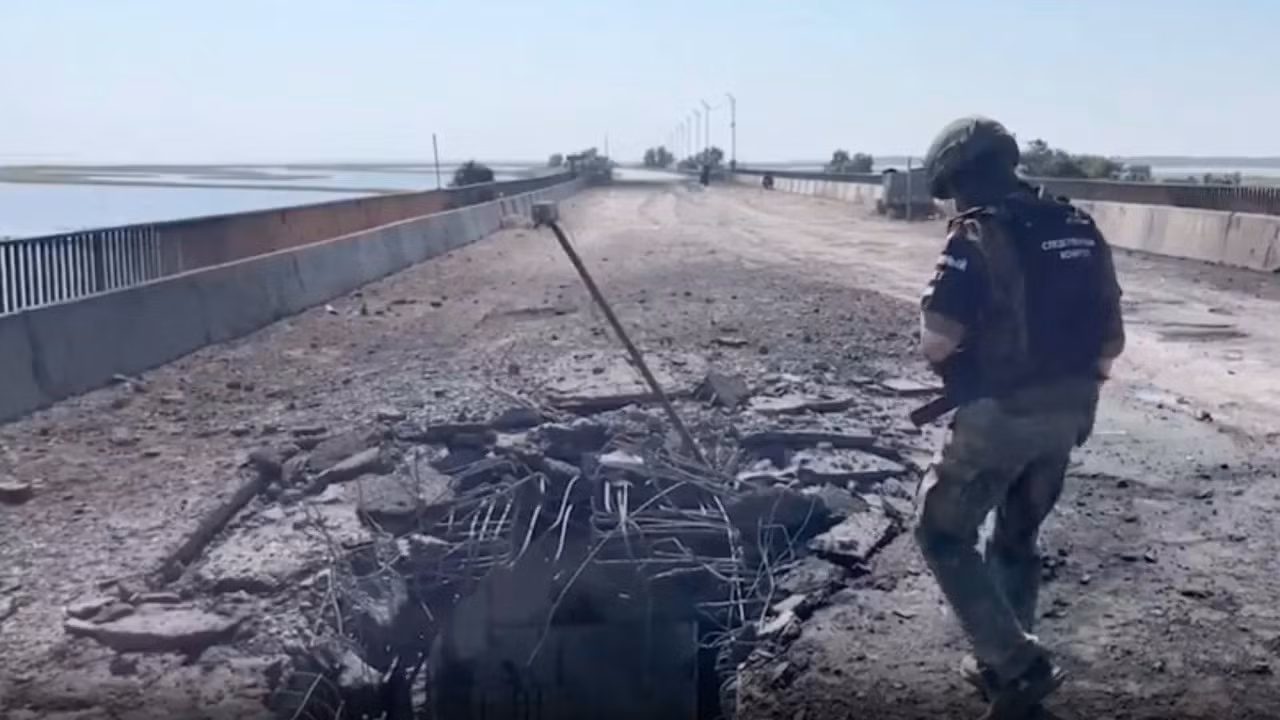 Ukraine bắn phá 2 cầu huyết mạch kết nối Kherson với Crimea -0