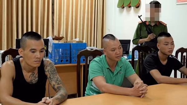 Đòi nợ bằng chiêu tra tấn, dìm con nợ xuống nước