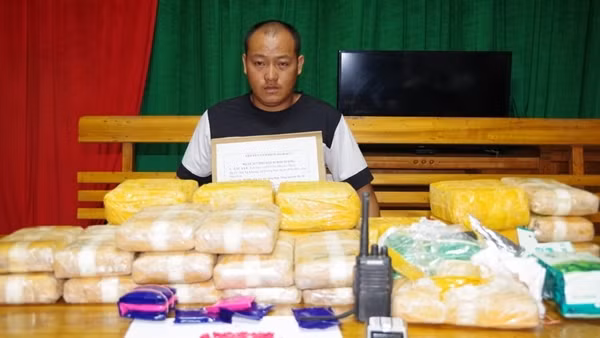 Bắt giữ đối tượng vận chuyển 11kg ma tuý tổng hợp và 16 bánh heroin