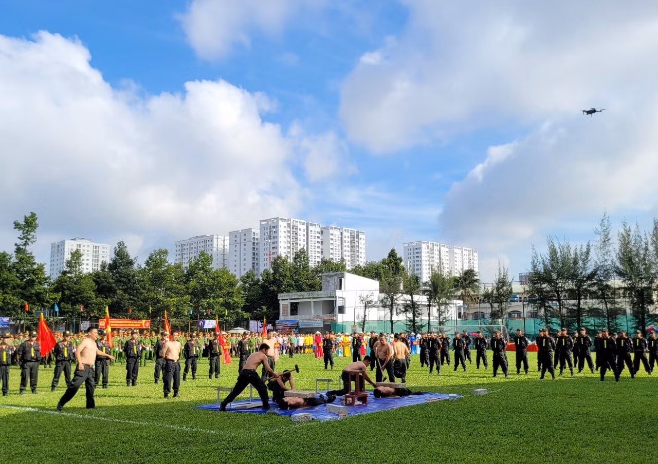 Tưng bừng Hội thi Điều lệnh, võ thuật và Hội thao Công an TP Hồ Chí Minh mở rộng -1