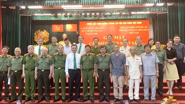 Gặp mặt, tôn vinh các điển hình xuất sắc trong Công an hưu trí