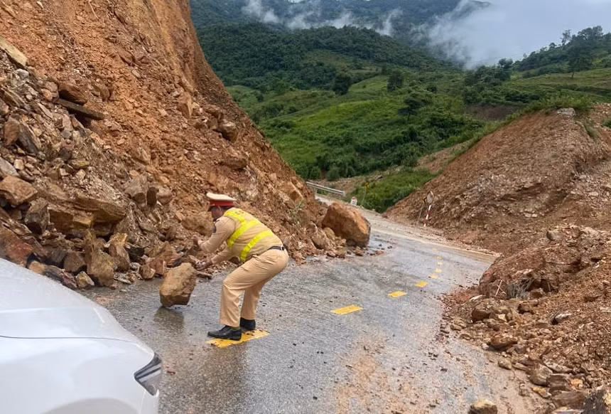 CSGT lập nhiều chốt chặn cảnh báo sạt lở ở Hòa Bình và Điện Biên -0