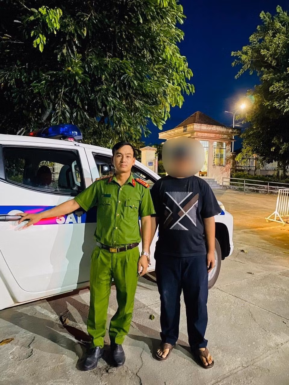 Kịp thời hỗ trợ, đưa thanh niên bị khuyết tật trí tuệ về đến nhà an toàn -0