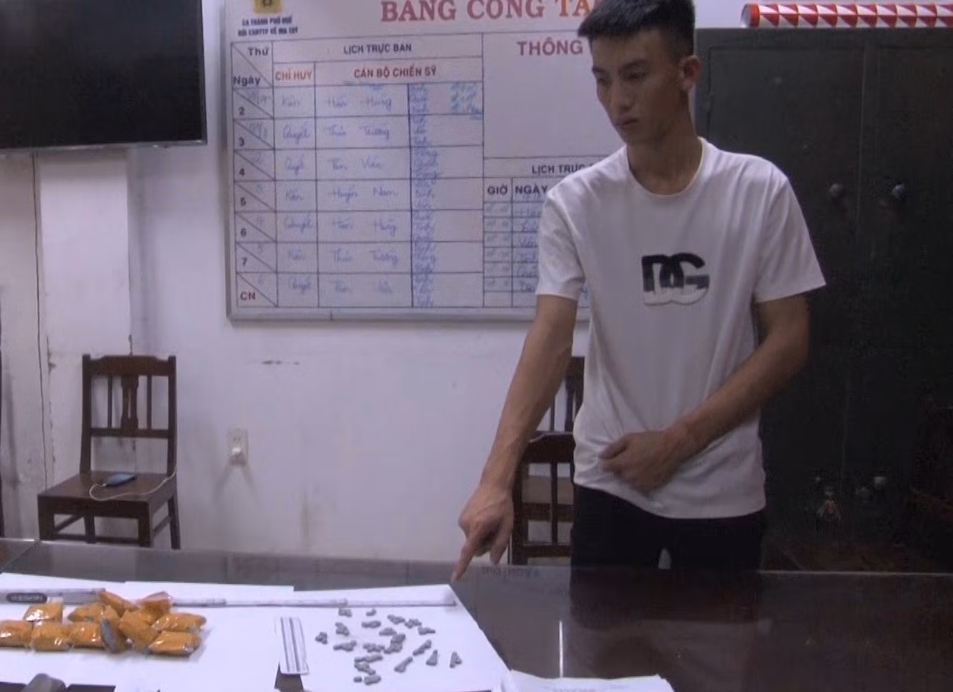 Bắt đối tượng vận chuyển hơn 1.000 viên ma túy được cất giấu trong gói hàng -0