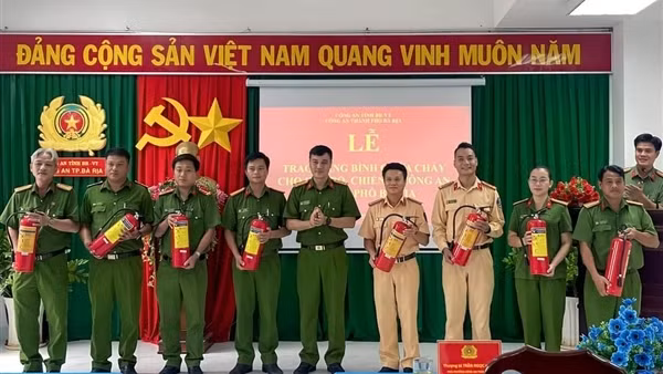 Công an TP Bà Rịa trao tặng bình chữa cháy cho cán bộ chiến sĩ và thân nhân