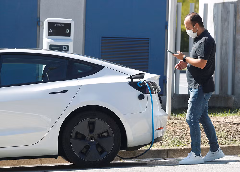 Nghi án giả thông số pin xe điện của Tesla -0