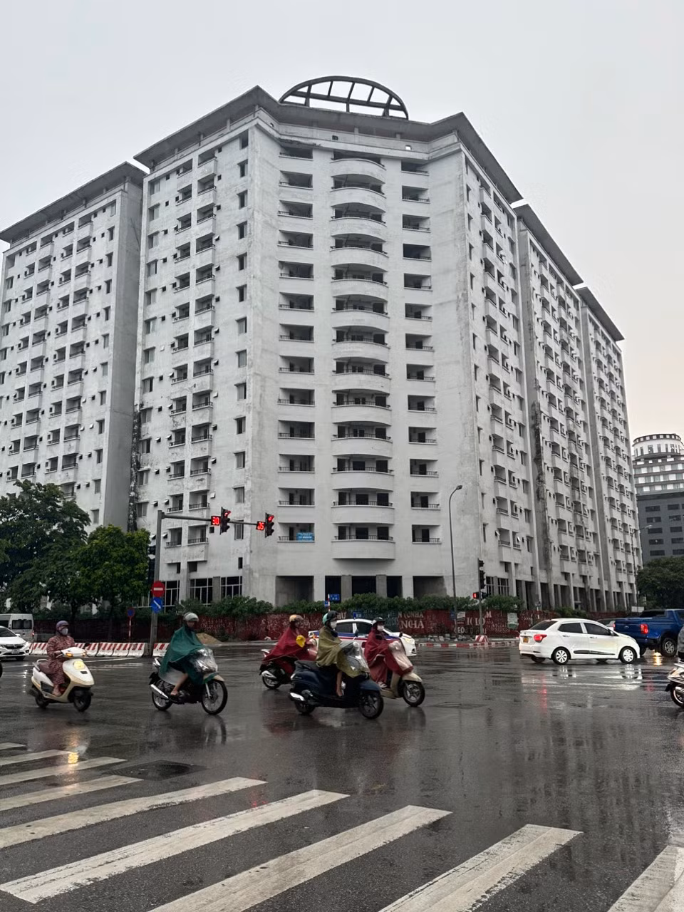 Xót xa hàng nghìn căn hộ tái định cư bỏ hoang trên “đất vàng” ở Hà Nội -0
