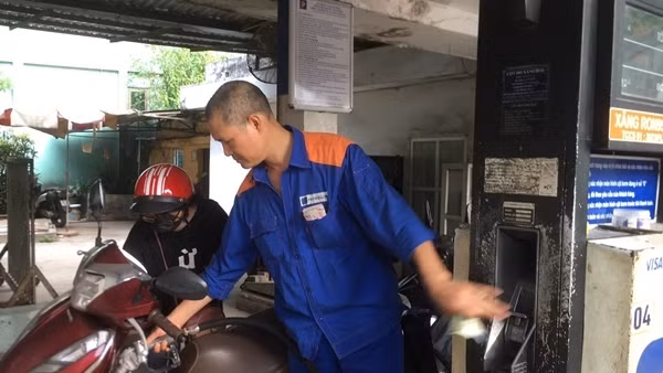 Xăng dầu tiếp tục tăng giá mạnh