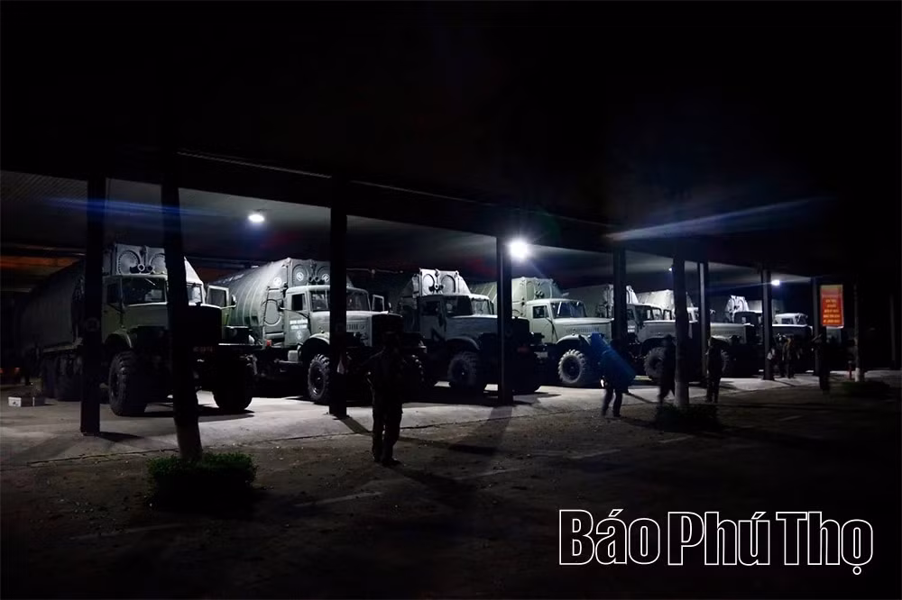 Thần tốc thi công cầu phao qua sông Lô -0