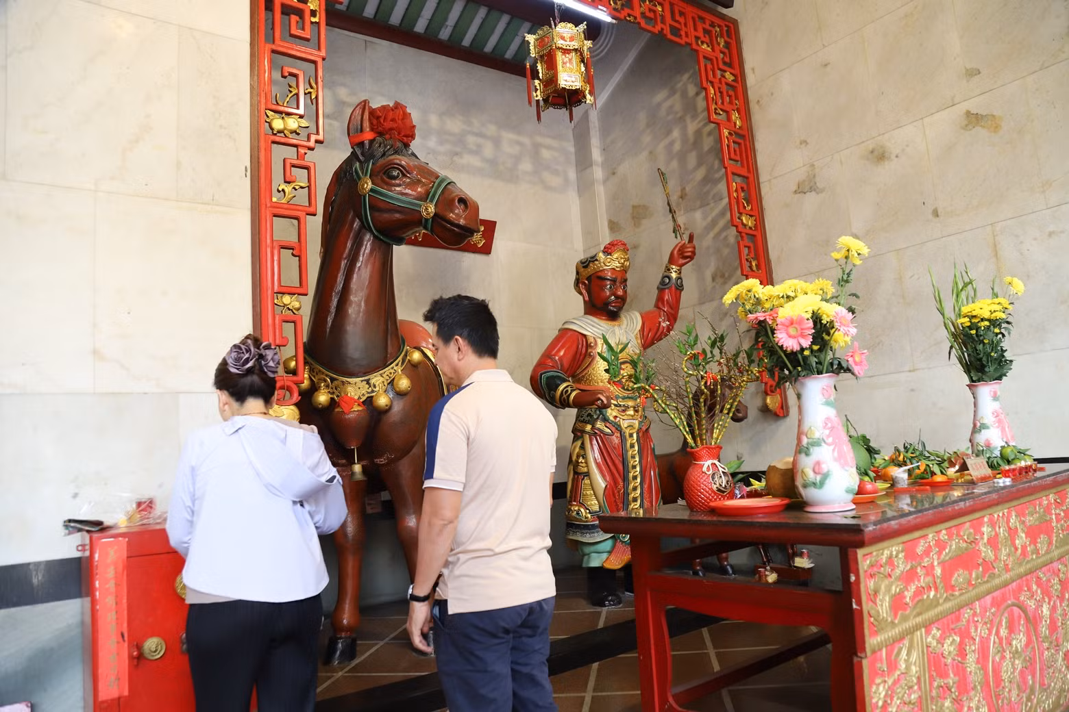 Độc đáo phong tục “chui bụng ngựa” cầu may đầu năm tại TP Hồ Chí Minh -0