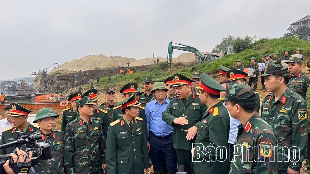Thần tốc thi công cầu phao qua sông Lô -1