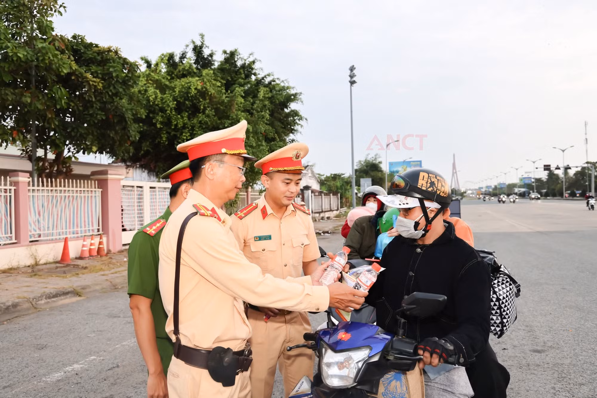 Công an TP Cần Thơ tổ chức “Điểm dừng chân nghĩa tình” -0