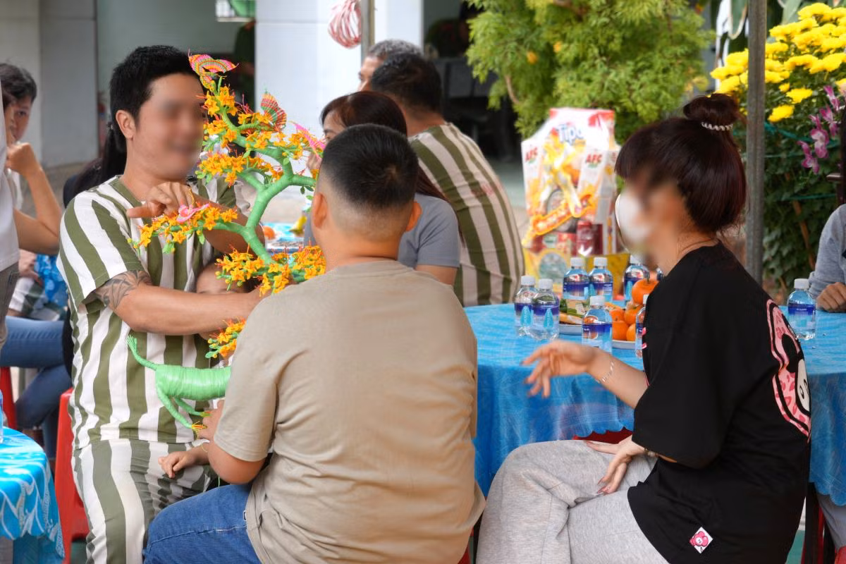 Phạm nhân xúc động gặp mặt người thân trong dịp Tết -0