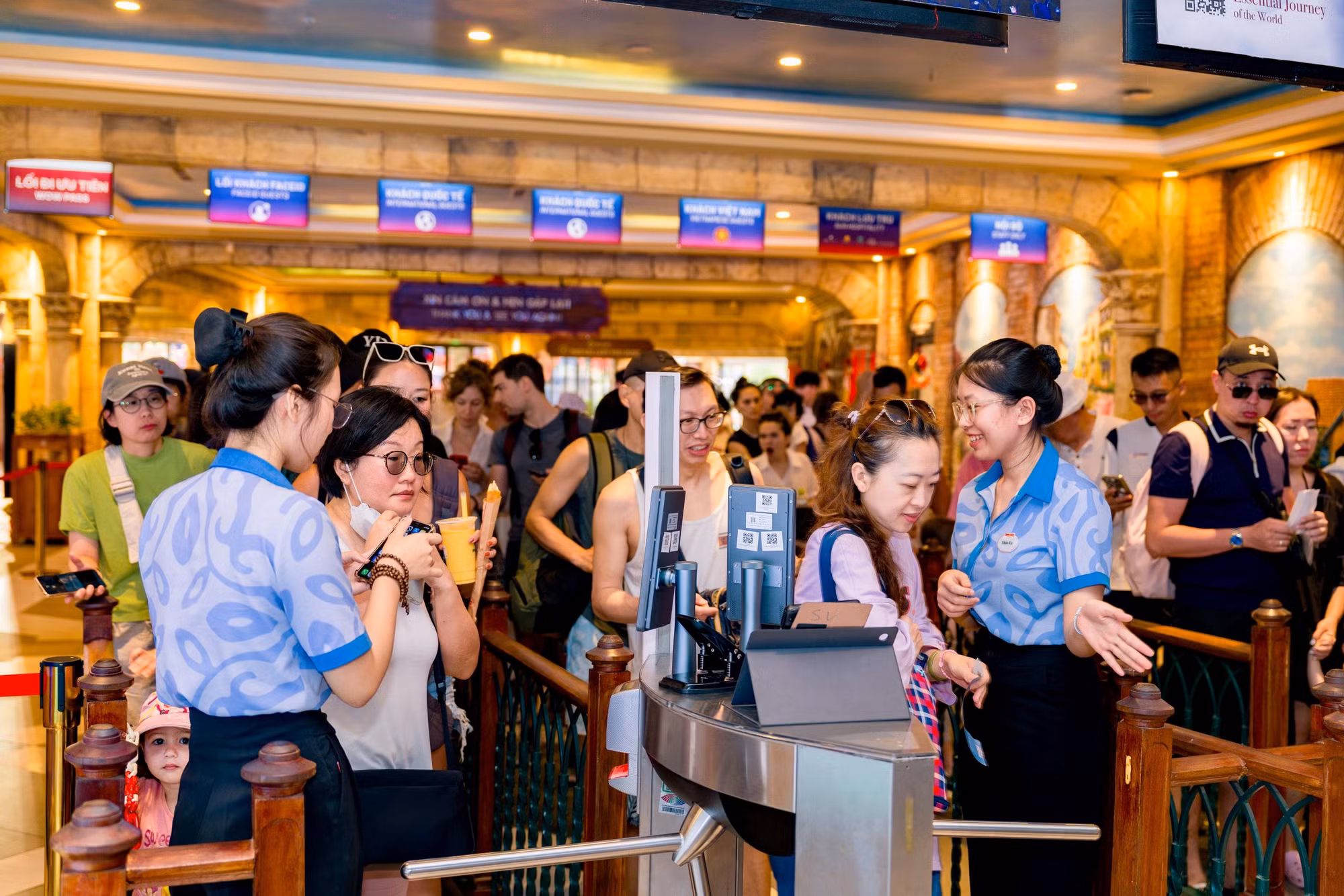Tấp nập khách quốc tế ở Thị trấn Hoàng Hôn, Phú Quốc dịp Tết Nguyên đán -0