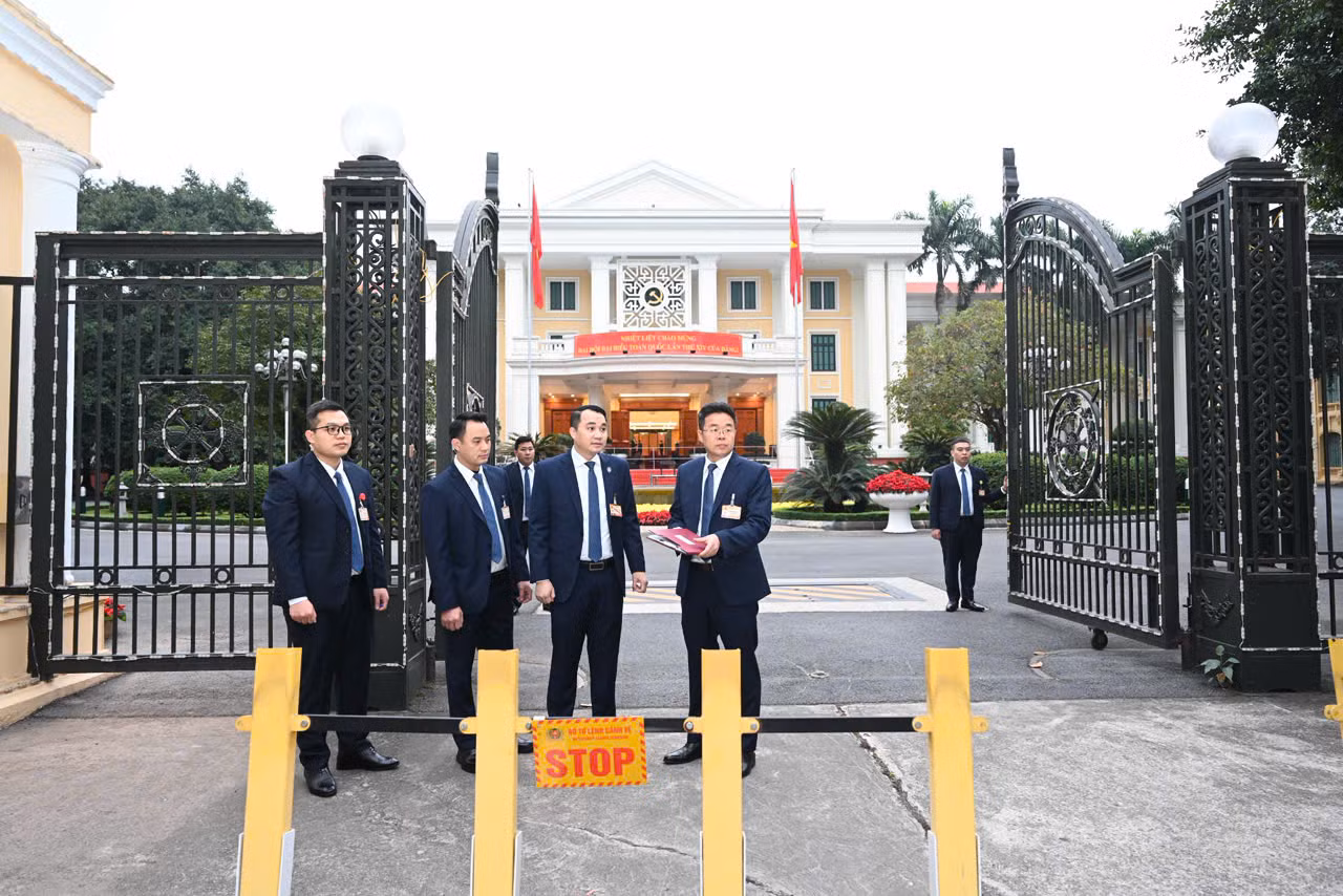 Giao thừa phía sau vành mũ -0