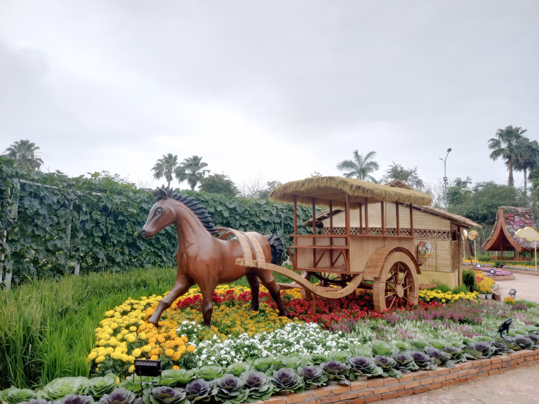  Đại cảnh linh vật “Xích mã Thăng Long” ở phố biển Tuy Hòa sống động, hoành tráng -0