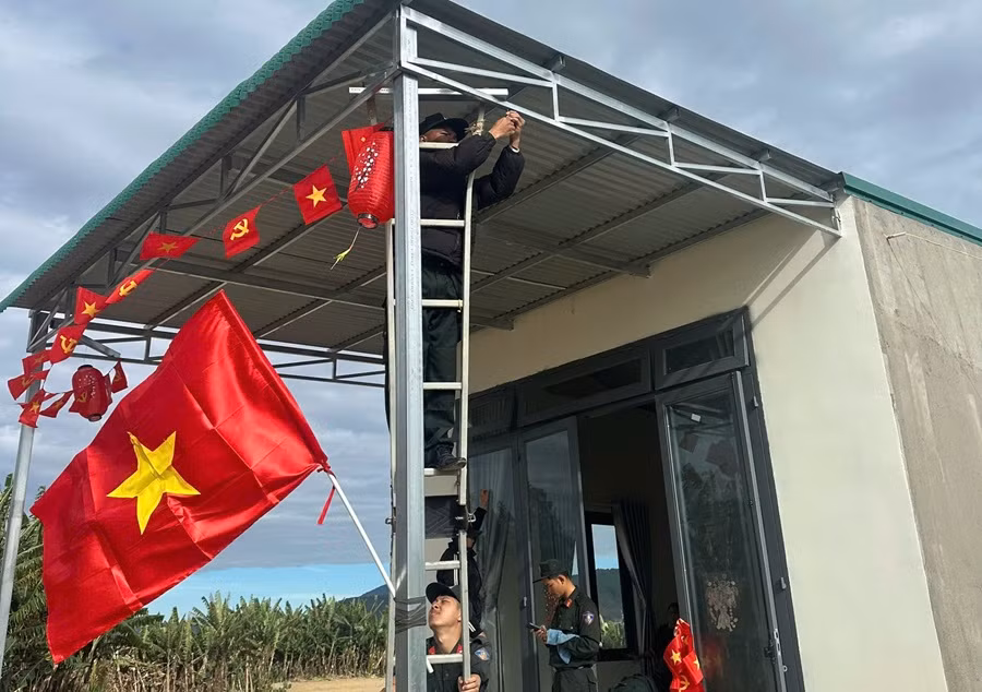 Ngày trở lại thấm đẫm nghĩa tình -0