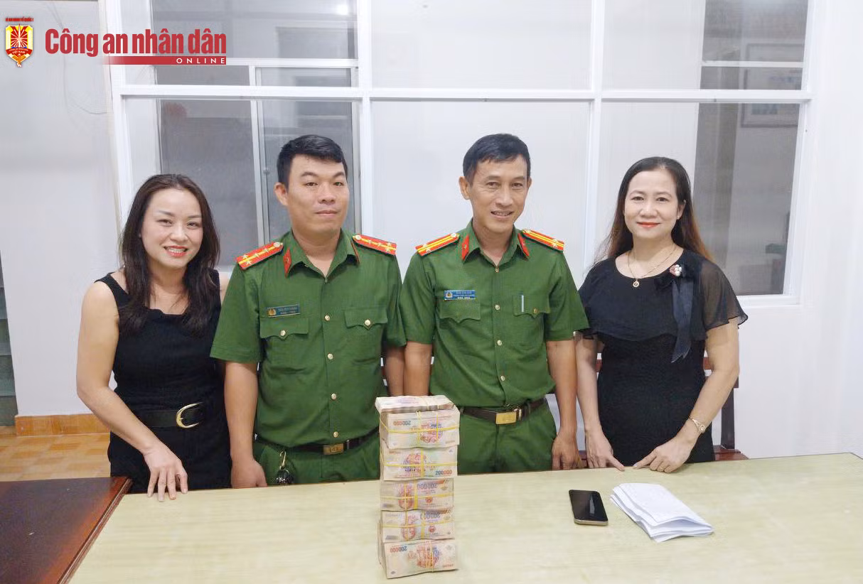 Công an phường ở Cần Thơ hỗ trợ người dân nhận lại gần 1 tỷ đồng chuyển nhầm -0