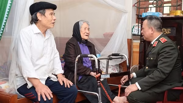 Thăm, tặng quà Mẹ Việt Nam anh hùng Phạm Thị Sự và gia đình liệt sỹ Nguyễn Đăng Khải