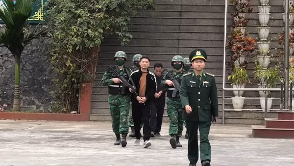 Bắt nhóm đối tượng vận chuyển trái phép tiền tệ qua biên giới