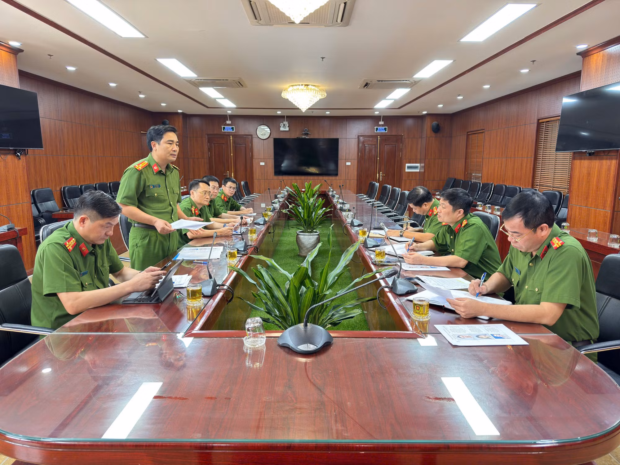 DB48-Đột kích sào huyệt trùm lừa đảo qua mạng tại Campuchia -0