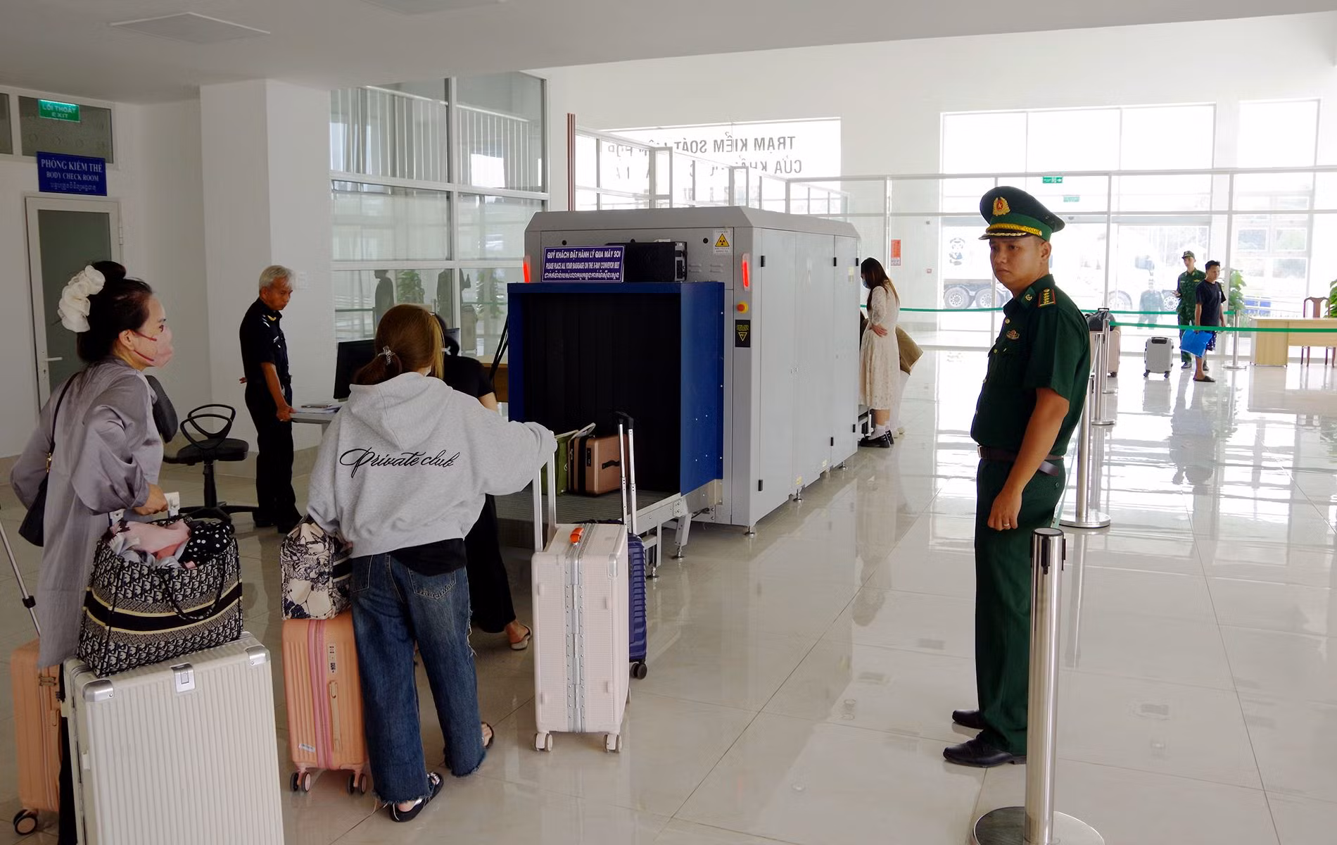 Bộ Công an và Công an Tây Ninh tiếp nhận 53 công dân do Campuchia trao trả -0