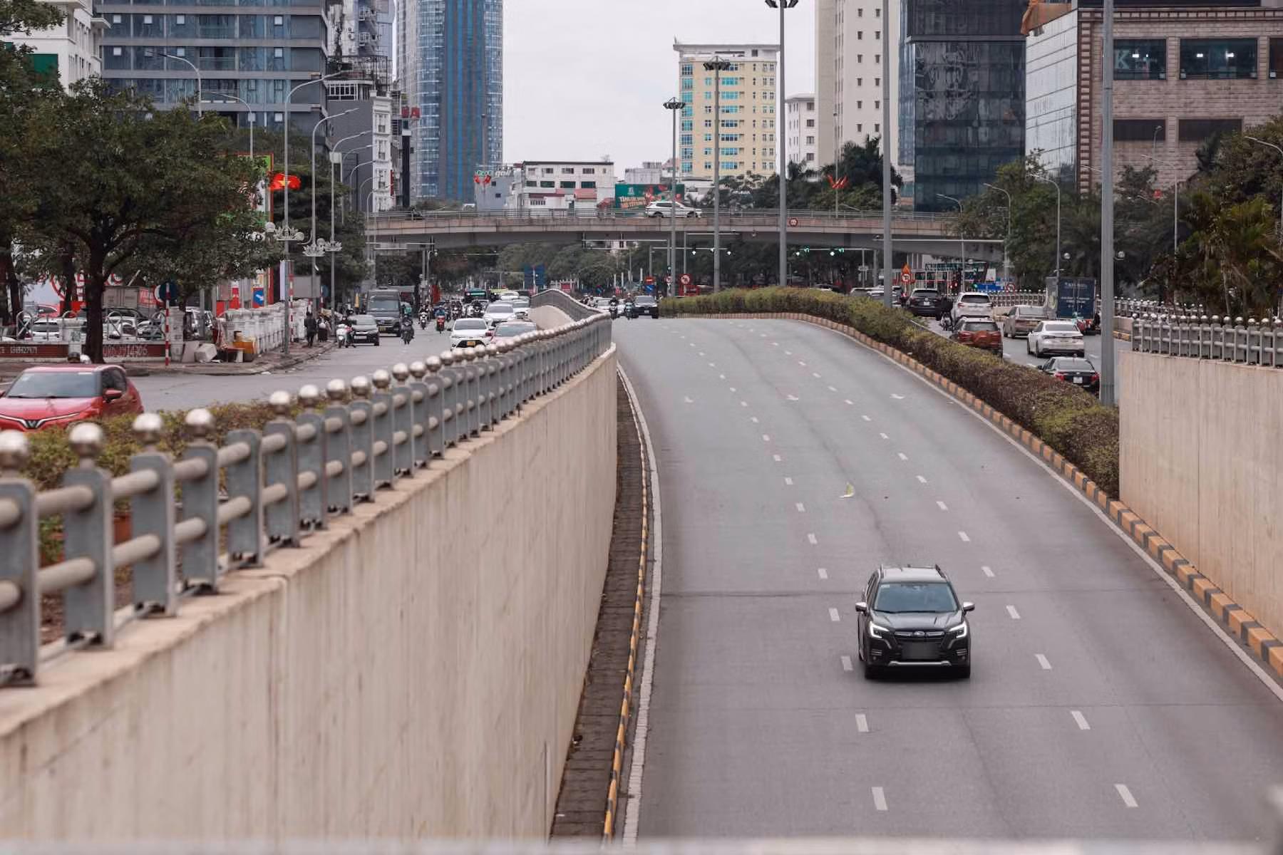 Hà Nội: Phố xá thưa vắng người dân…thong dong đi lại sắm Tết -0