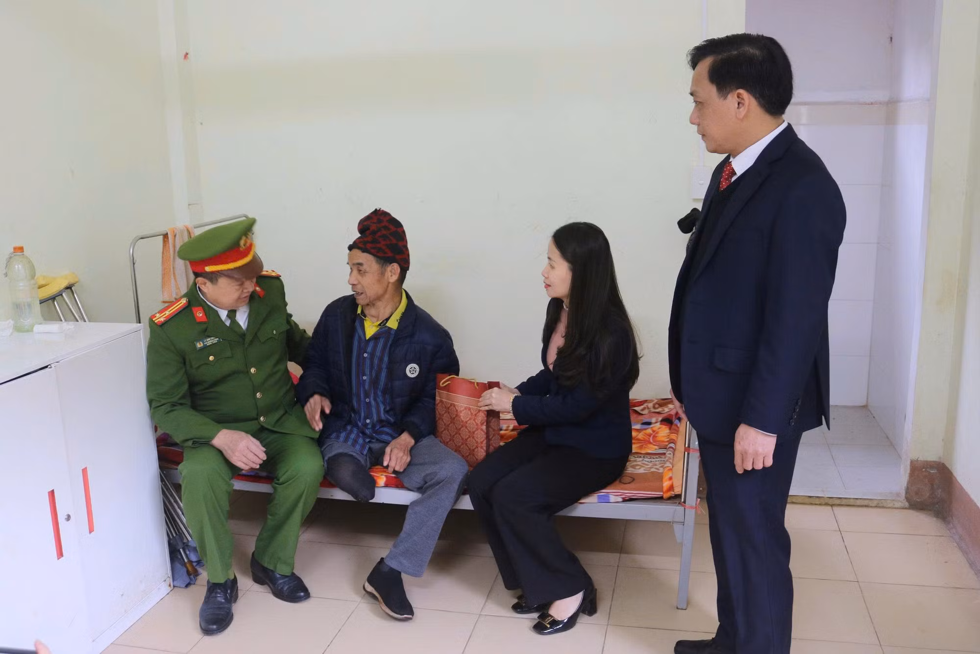 “Bữa cơm nhân ái” ấm áp, yêu thương -0