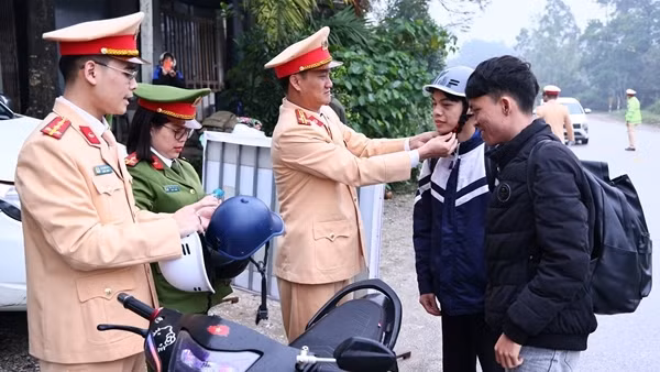 Đồng hành với người dân về quê đón Tết với tinh thần “Ba nhất”