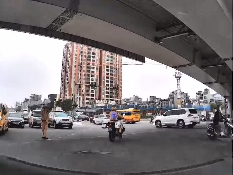 CSGT mở đường đưa bệnh nhân viêm ruột thừa cấp đi cấp cứu kịp thời -1