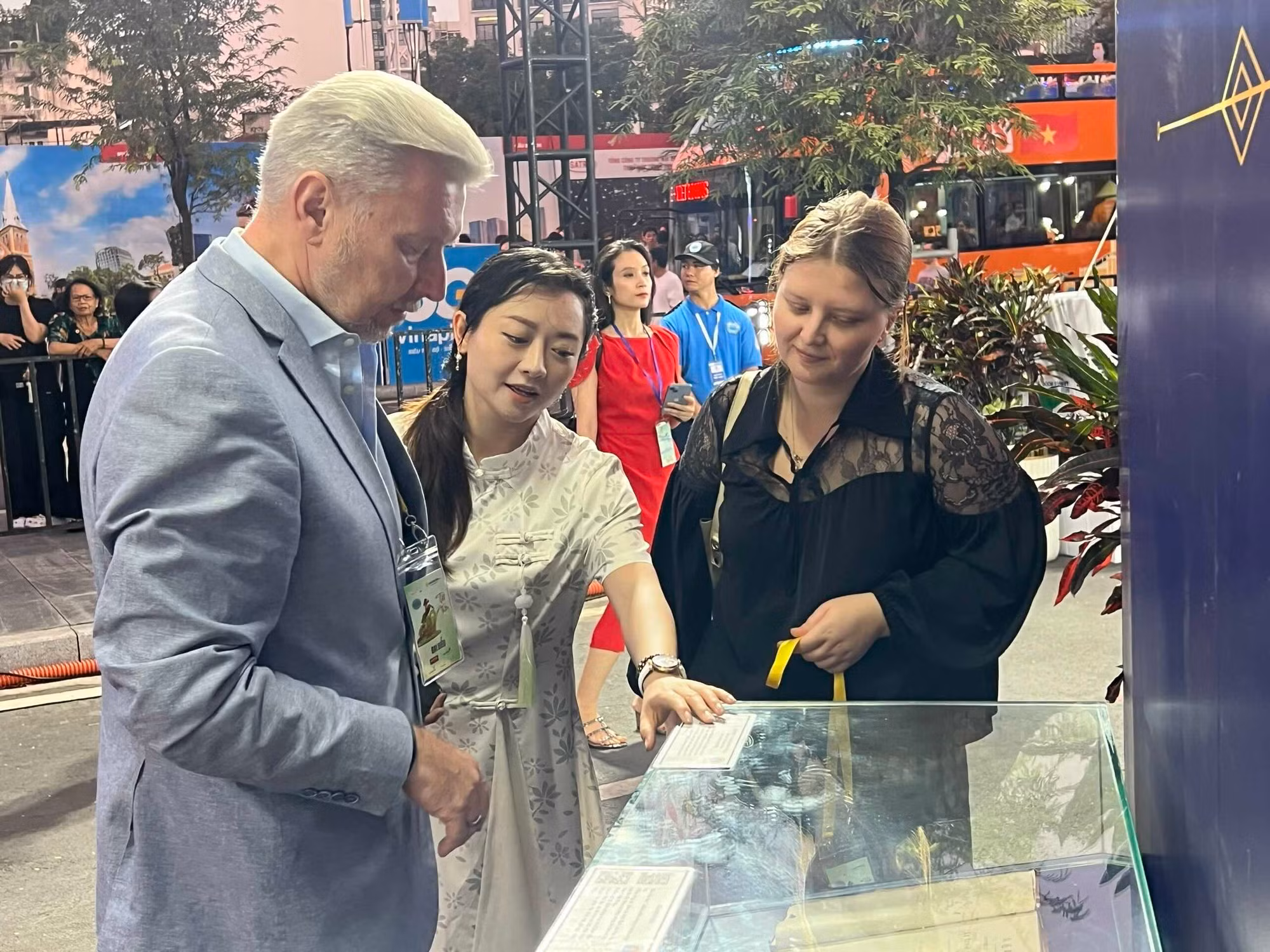 Khai mạc Đường hoa Nguyễn Huệ Tết Bính Ngọ 2026 -0