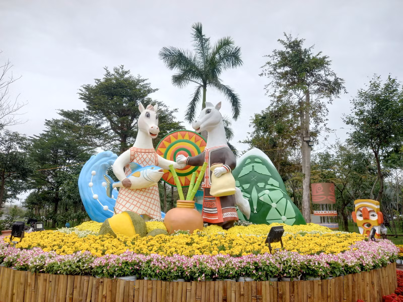  Đại cảnh linh vật “Xích mã Thăng Long” ở phố biển Tuy Hòa sống động, hoành tráng -0