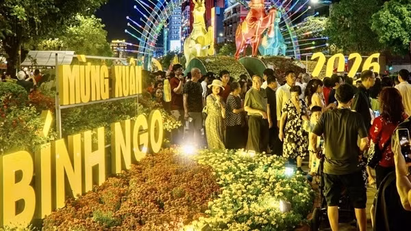 Rộn ràng không khí đón năm mới tại những điểm bắn pháo hoa ở TP mang tên Bác