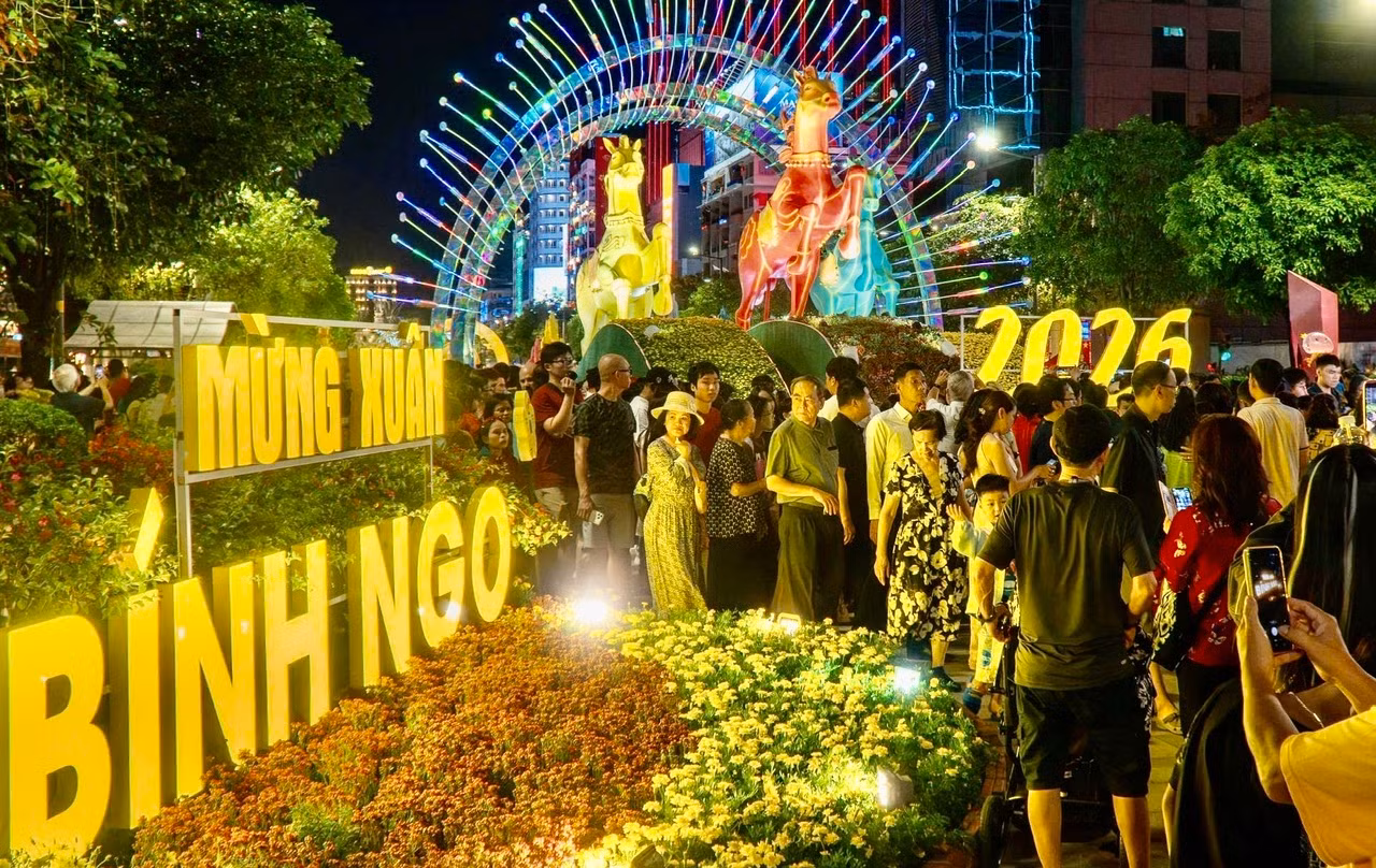 Không khí chào đón năm mới rộn ràng ở những điểm bắn pháo hoa -2