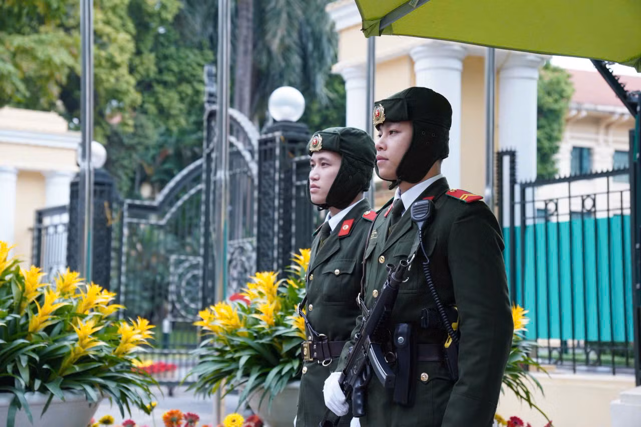 Giao thừa phía sau vành mũ -0