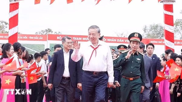 Tổng Bí thư: Bồi đắp nguồn nhân lực tại chỗ, từng bước nâng cao dân trí