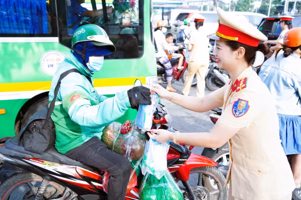 Người dân ấm lòng với “trạm tiếp sức” trên đường về quê đón Tết -0