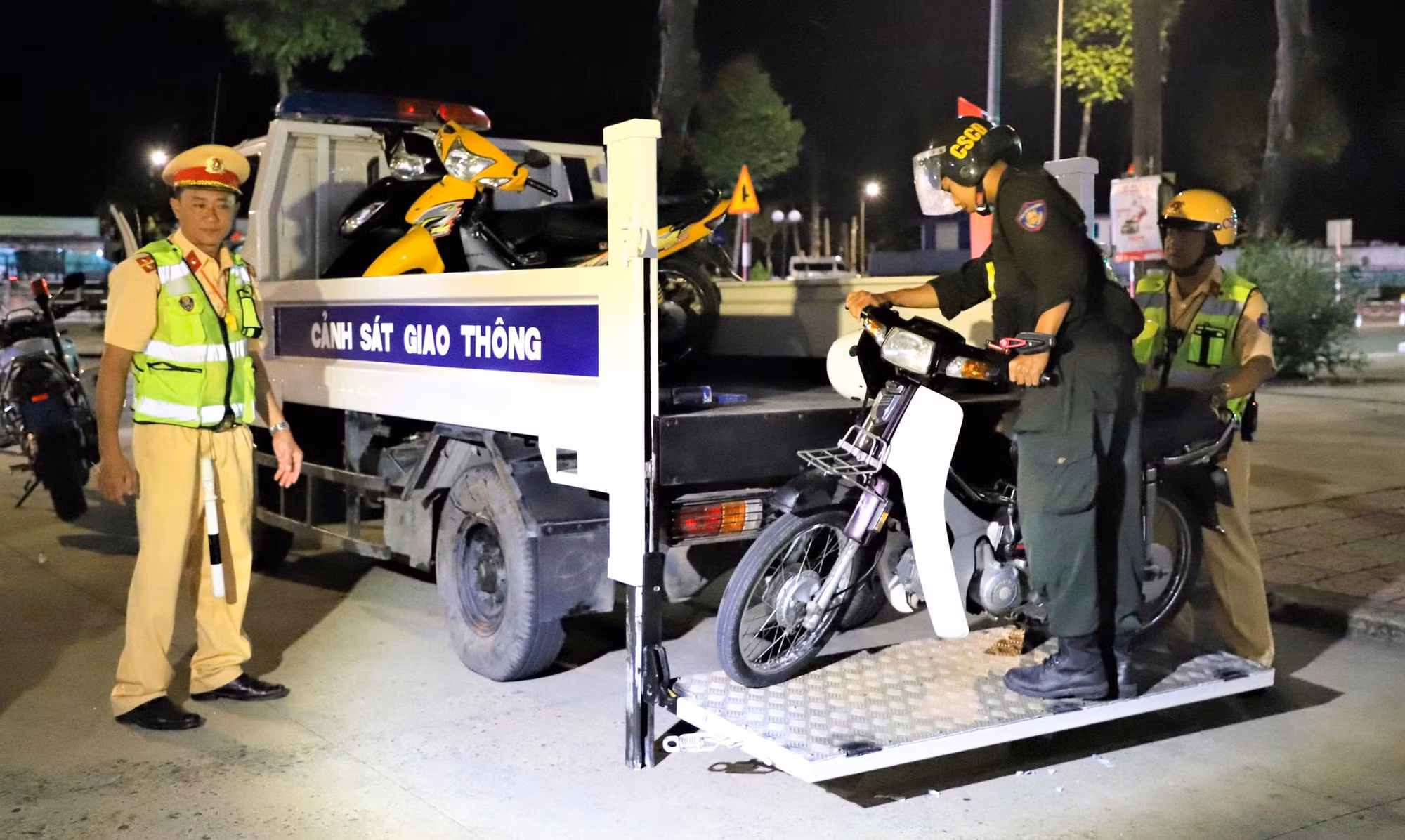 Công an các tỉnh, thành vùng Tây Nam Bộ đảm bảo TTATGT, phục vụ nhân dân xuyên Tết -1