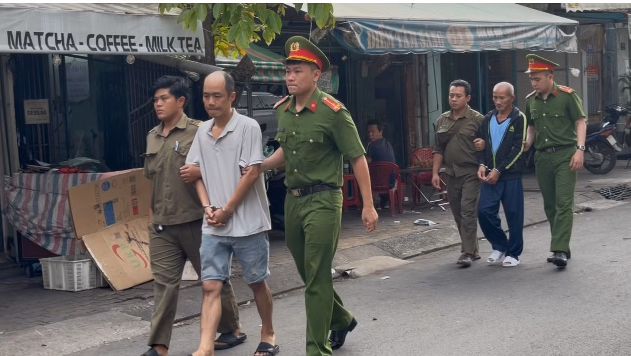 Khởi tố 2 đối tượng dùng hung khí đánh nhau sau va chạm giao thông -2