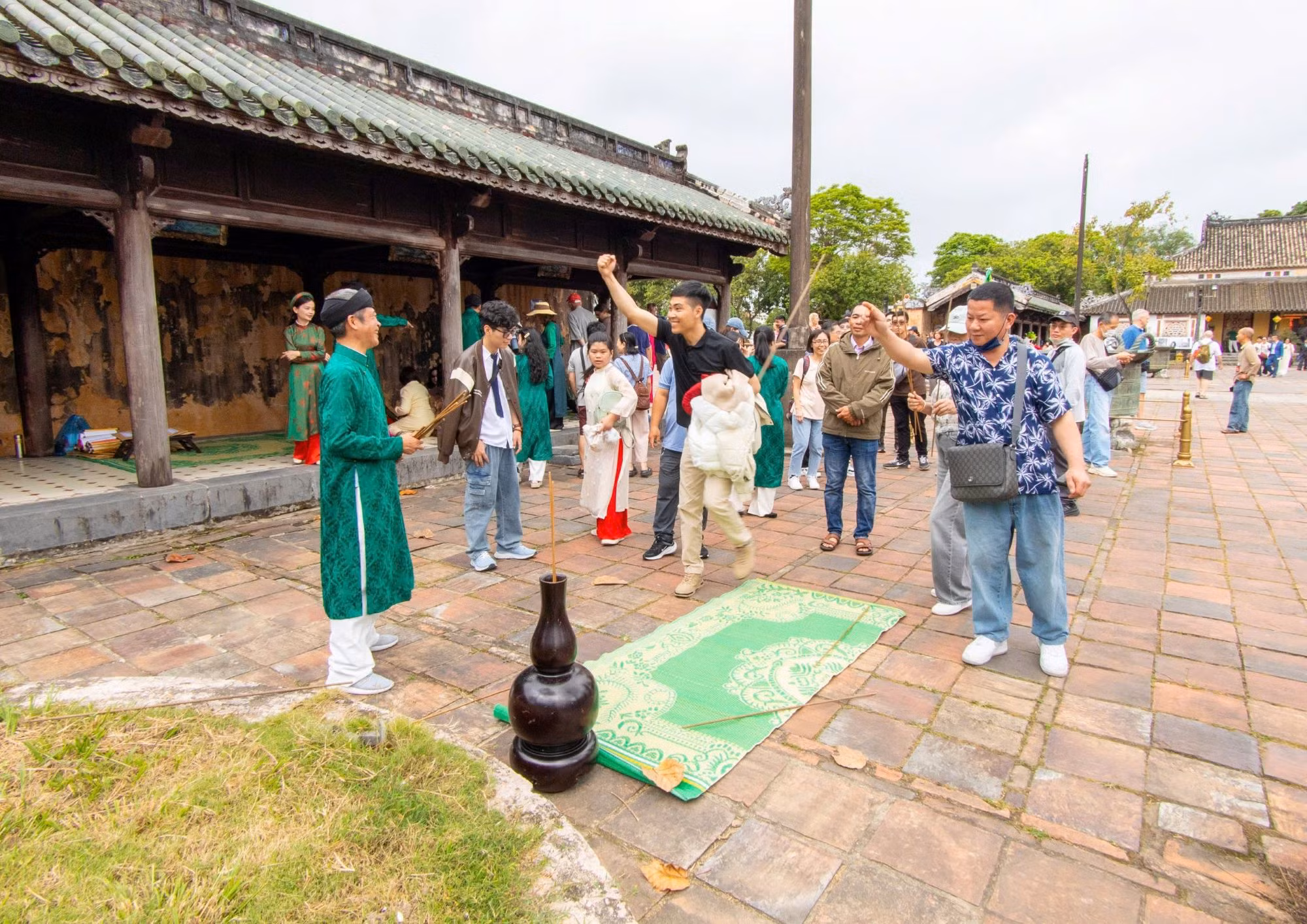 Đầu năm mới du khách nườm nượp tham quan Di sản Huế -0