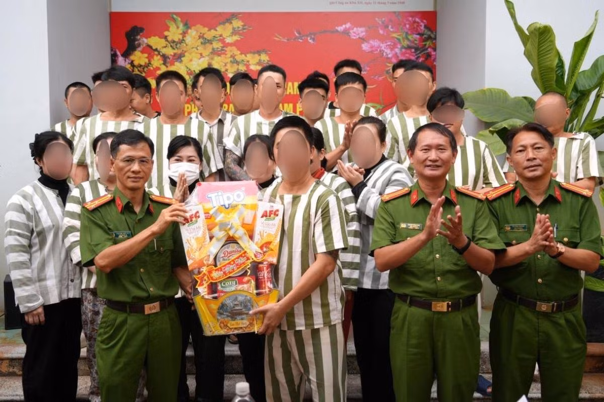 Phạm nhân xúc động gặp mặt người thân trong dịp Tết -1