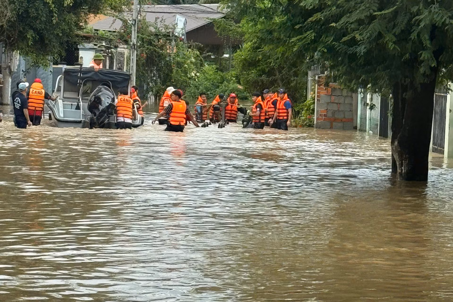 Khánh Hoà: Tập trung nhân lực, phương tiện tiếp tục tìm kiếm hai nạn nhân mất tích do lũ lụt, sạt lở đất đá -0