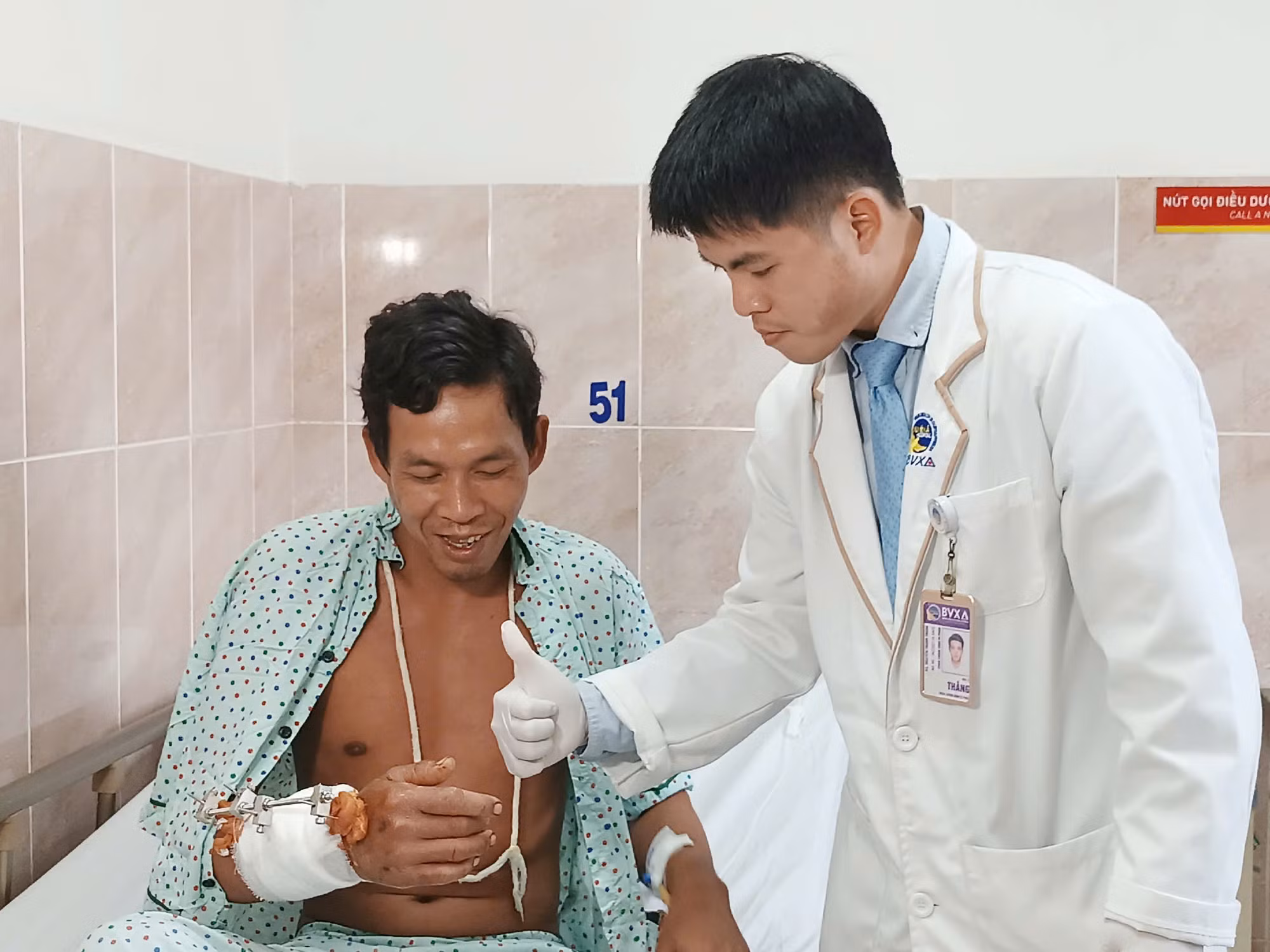 Máy cuốn đứt lìa cẳng tay nam công nhân trong lúc làm việc -0