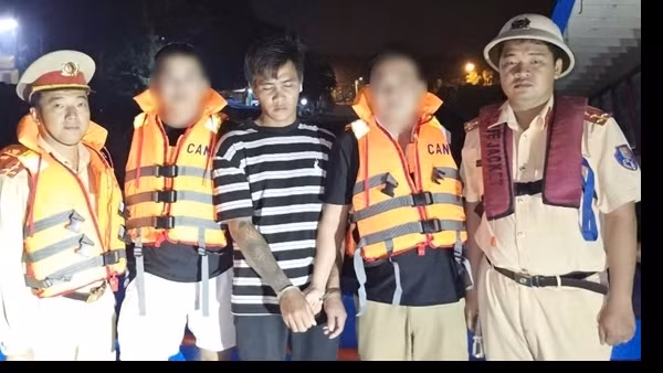 Bắt đối tượng truy nã lẩn trốn trên sà lan