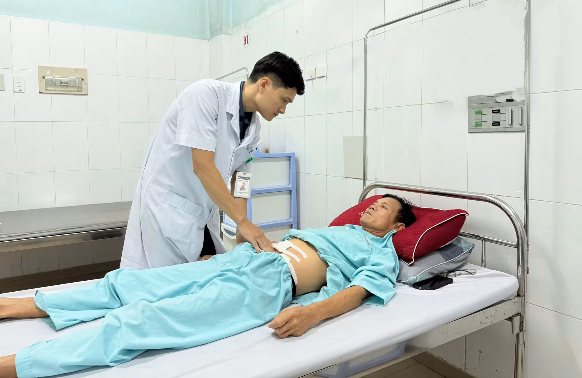 Bệnh viện Đa khoa Quảng Trị làm rõ nguyên nhân sự cố vết mổ, phát hiện vi khuẩn lạ hiếm gặp -0