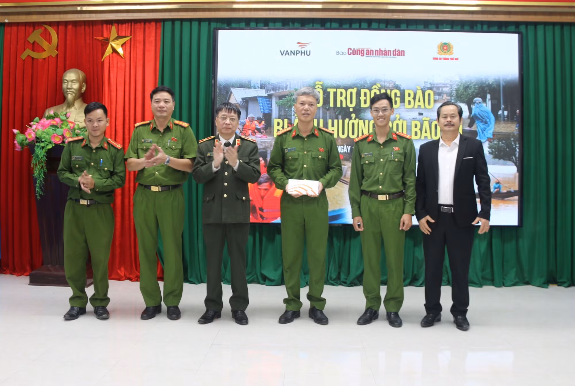 Báo CAND chia sẻ khó khăn với CBCS và người dân bị ảnh hưởng lũ lụt tại Huế -0