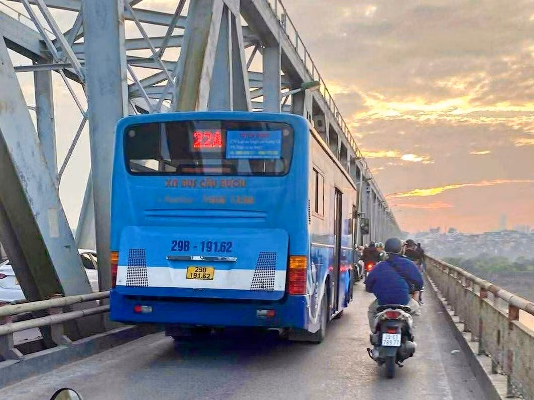 Người dân bức xúc xe buýt đi ẩu, CSGT xác minh xử phạt -0