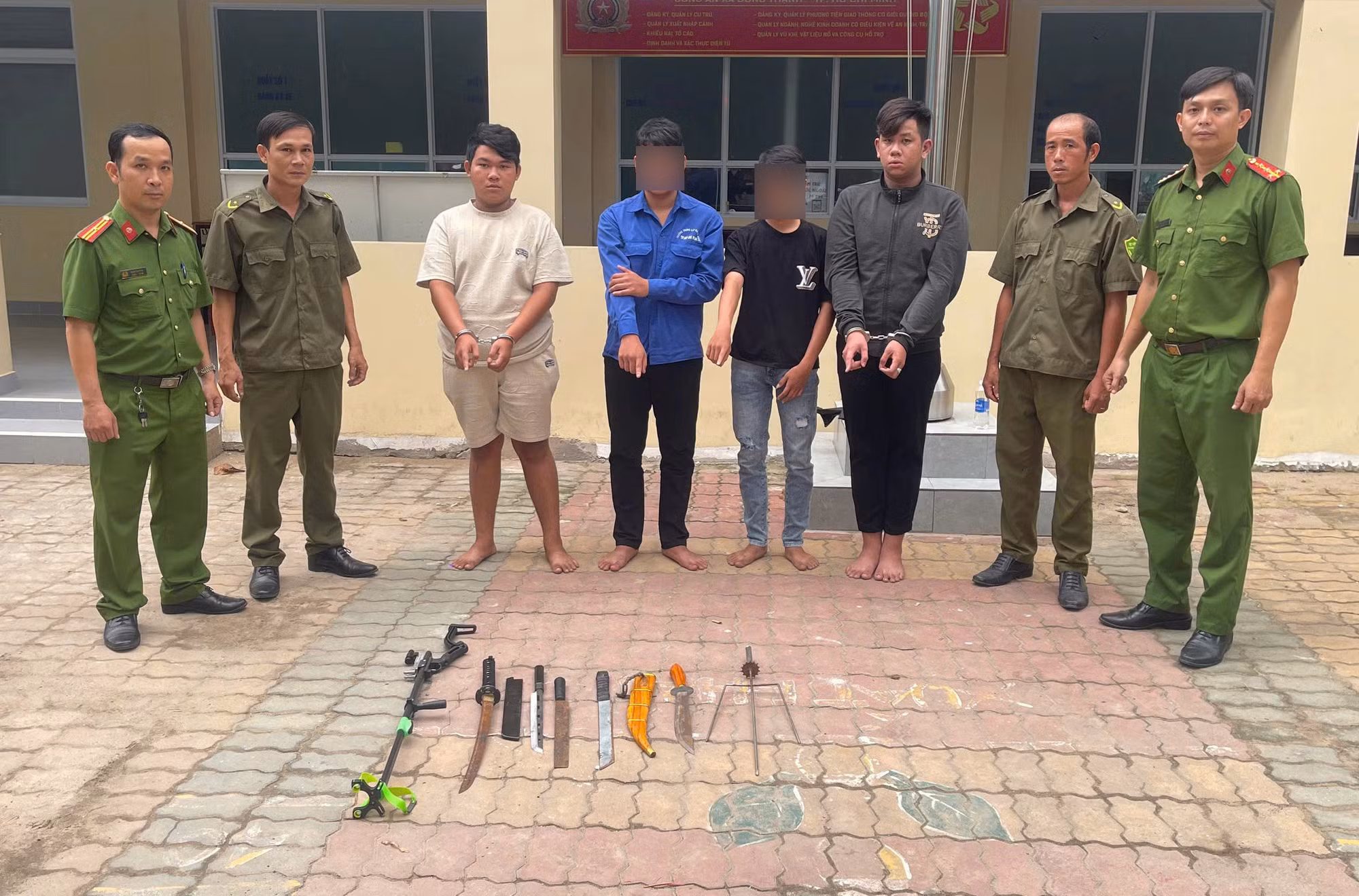 Nhóm đối tượng “tuổi teen” dùng dao tự chế và ná bắn đạn bi để giải quyết mâu thuẫn -3