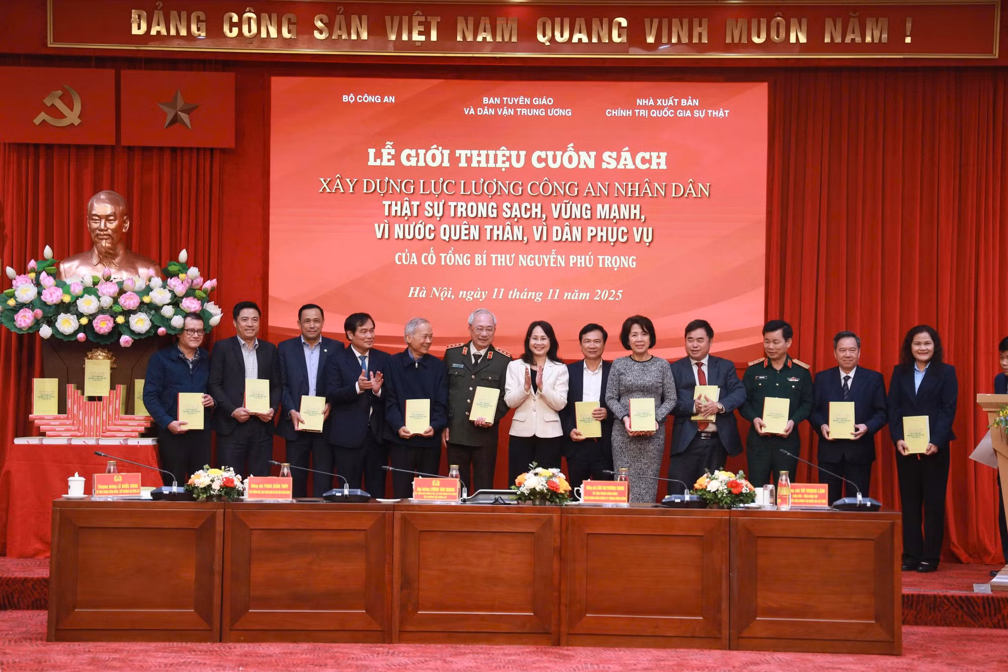 Giới thiệu cuốn sách “Xây dựng lực lượng CAND thật sự trong sạch, vững mạnh, vì nước quên thân, vì dân phục vụ” của cố Tổng Bí thư Nguyễn Phú Trọng -0